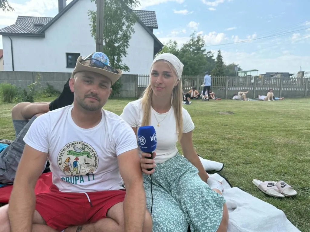 orkiestra i śpiewacy na scenie amfiteatru podczas wieczornego koncertu inauguracyjnego, publiczność na widowni