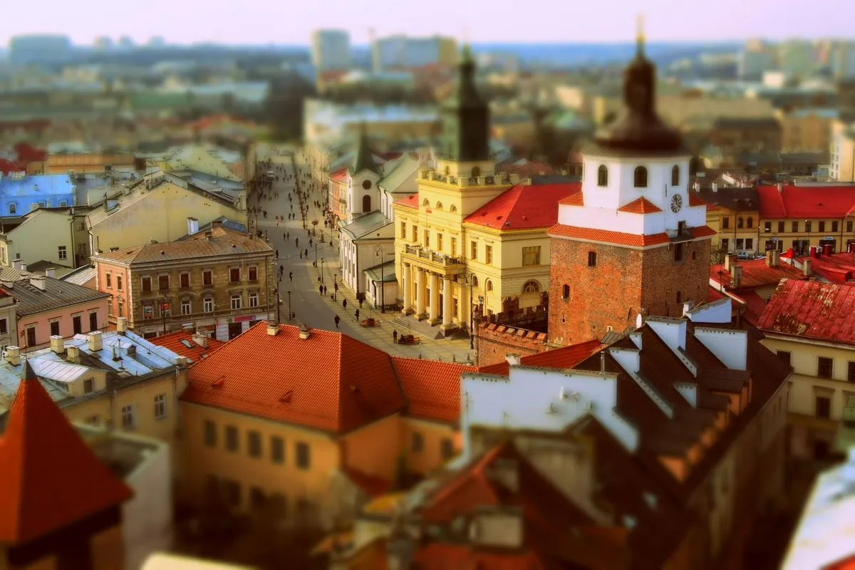 Panorama starego miasta z gęstą zabudową i wieżą kościoła.
