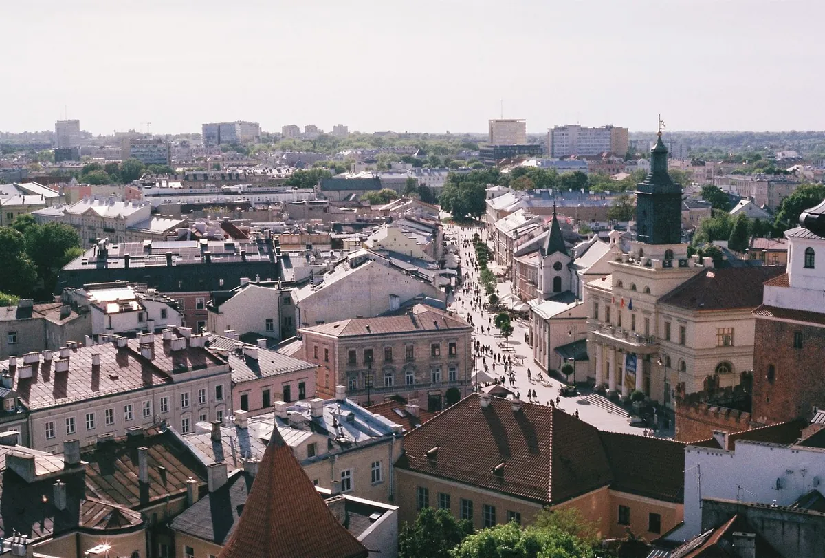 Widok z góry na zabudowę starego miasta i wieżę ratusza.